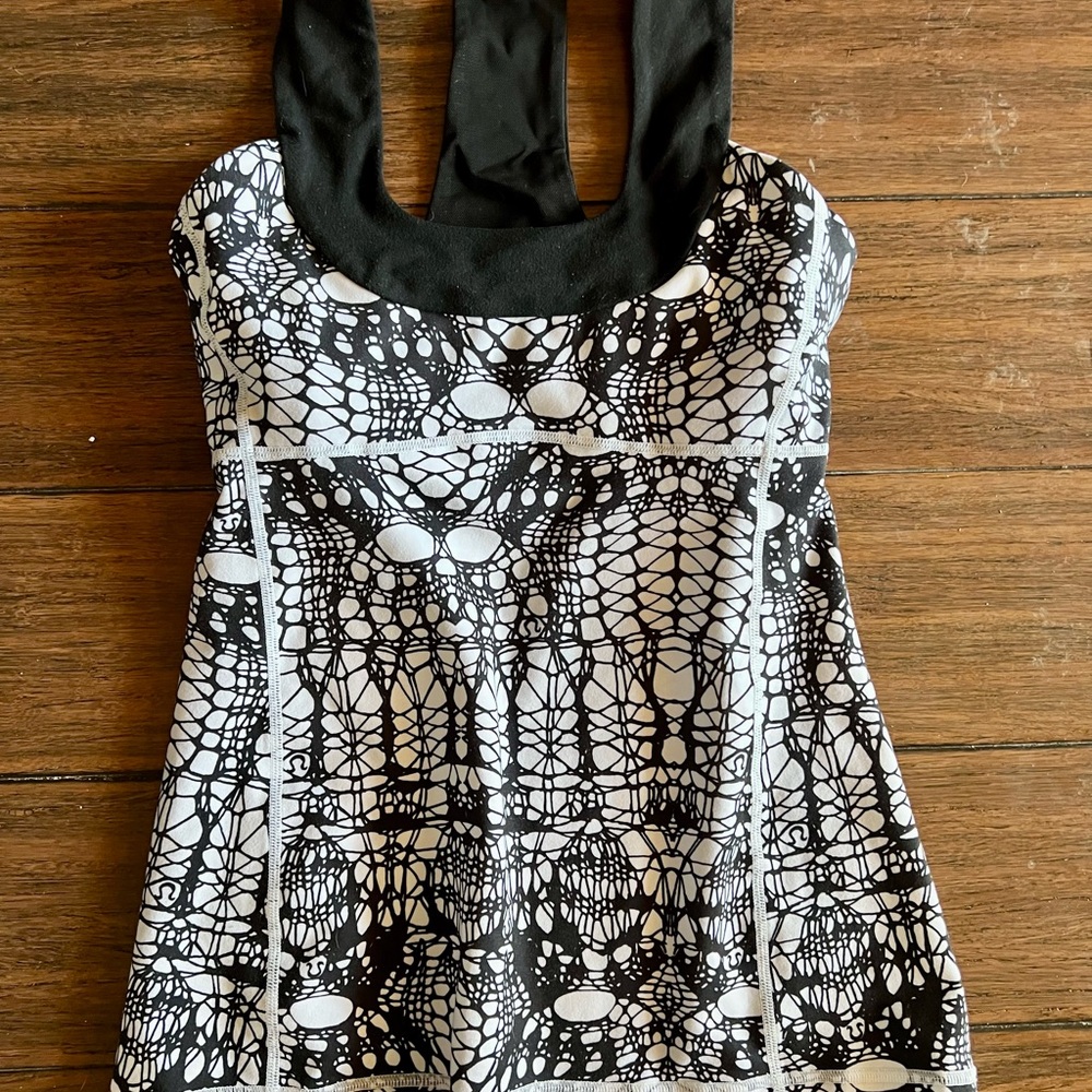 EUC Lululemon Glacier White and Black Scoop Tank Sz 4